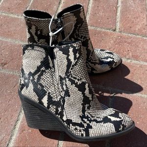 Dr. Scholl’s Morgan Snakeskin Print Wedge Bootie size 7